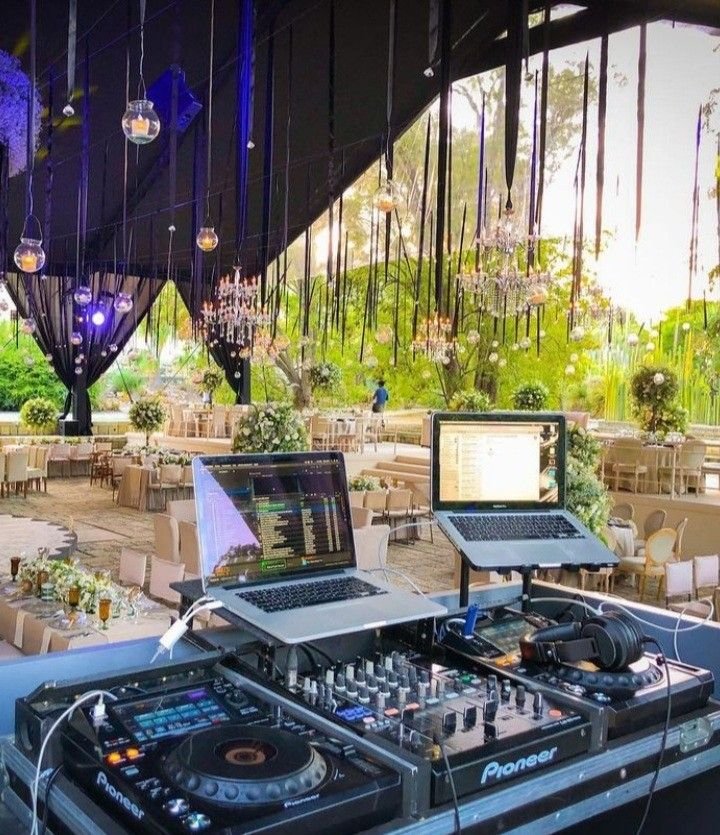 صورة بانر رئيسية لمنصة تنظيم مناسبات تعرض خدمات مزودي الأعراس والتصوير والديكور